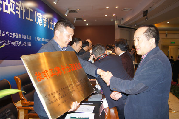 news82-03.jpg news82-03.jpg